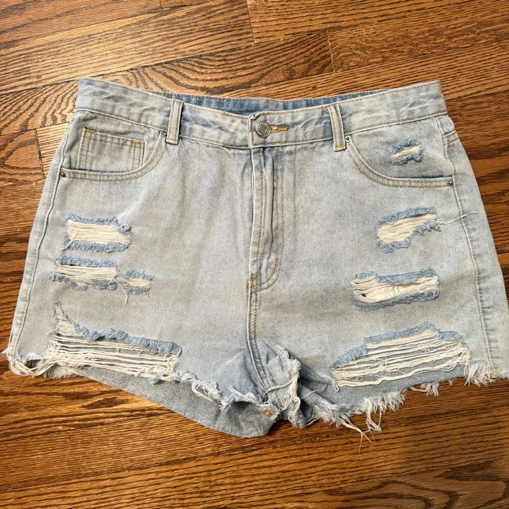 ⭐️ Distressed Denim Shorts